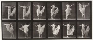 Sequenza di fotografie in bianco e nero di una donna che danza