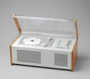 Hans Gugelot e Dieter Rams, Radio-Phonograph (model SK 4/10), 1956. Manufactured by Braun AG, Germany Museum of Modern Art (MoMA) - New York USA