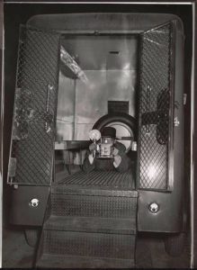 Weegee Arthur Fellig , Autoritratto in un furgone della polizia, 1940 ca - 0149986