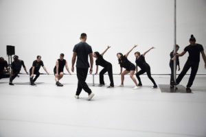 Performance di danza postmoderna dei dieci danzatori di Deborah Hay