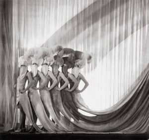 Black and white photo of Chorus girls in the scene of the german revue Alles aus Liebe on 1927 representing a rainbow