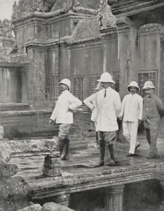 Ufficiali francesi su un terrazzo di un antico tempio, Angkor, Cambogia, fotografia di A Meynard