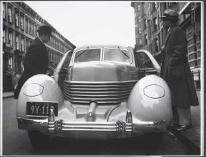 John Gutmann, view of a street of New York with a car and two men standing on either side, 1936 - CC00134