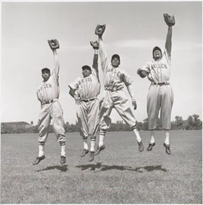 Mickey Pallas, Giocatori di baseball di Harlem Globetrotter, quattro giocatori che saltano in aria contemporaneamente, guanti da ricevitore alzati, 1949 - CC00236
