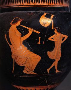 Particolare di vaso a figure rosse arte greca con musico e danzatore