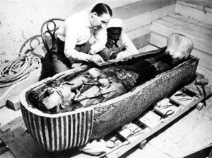 Egypt, Valley of the Kings, The discovery of the tomb of Pharaoh Tutankhamun (or Tutankhamen, circa 1340-1323 B.C.): archaeologist Howard Carter (1874-1939) examining the third mummy-shaped sarcophagus, 1922 - DA09281