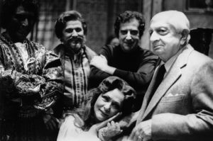 Giorgio De Chirico con gli attori dell'Otello di Rossini.