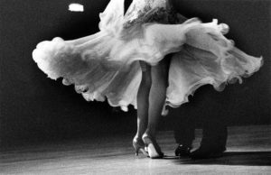 Foto in bianco e nero di un uomo e una donna in una posa di ballo da sala