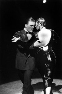Foto in bianco e nero di due ballerini di tango in una posa in una sala da ballo