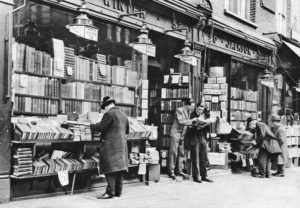 Una libreria a Charing Cross Road, Londra, 1926-1927.The Print Collector - Londra Gran Bretagna