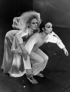 Foto in bianco e nero dei danzatori americani Carolynn Carlson e Larrio Ekson in 'Les Fous d'Or’