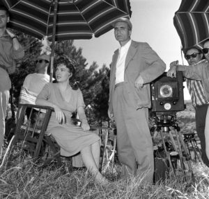 Gina Lollobrigida and Comencini on the movie set 'Pane Amore e Gelosia' - 21/07/1954 - L314207