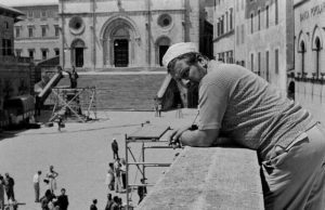 Peter Ustinov at Piazza del Popolo square in Todi during the making of the movie 'Giulietta e Romanoff' - L314280