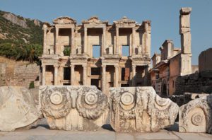 Biblioteca di Celso, costruita nel 110-135 d.C. sotto il console Giulio Celso Polemaeno, governatore della provincia dell'Asia, Efeso, Izmir, Turchia.