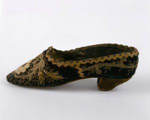 Foto a colori di una scarpetta da danza del XVIII secolo in seta e pelle