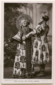 Anna Pavlova and Michael Mordkin in una danza russa con costumi tipici