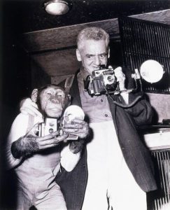 Arthur Felling aka Weegee,autoritratto con scimmia, 1950s - PC23466