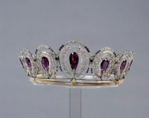 Diadema di Cartier in ametiste, diamanti e platino. Museo degli Argenti, Firenze