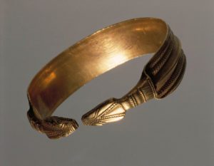 Bracciale in oro con teste di serpente, reperto Serbo di civiltà illirica