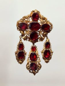 English Goldsmith's art Gold and almandine garnets brooch 19th century