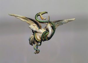 Spilla in stile art deco in oro e smalto raffigurante un serpente che agguanta una cicogna