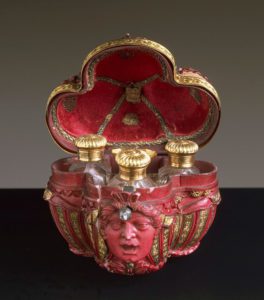 Goldsmith's art, Germany, 17th century. Perfume casket in gold, red painted ivory, diamonds, crystal and silk, 1680 - DA54311