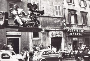 Federico Fellini sul set del film 'Roma'