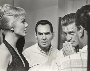 Kirk Douglas and Parrish Leslie with director Michael Gordon on the set of the movie 'For love or Money', 1963 - F001375