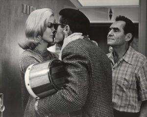 Parrish Leslie bacia Garris Phil davanti al regista Michael Gordon sul set di For love or Money, 1963