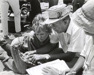 Hayley Mills e il regista Richard Thorpe sul set di 'Crociera imprevista', 1965