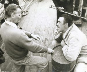 Anthony Quinn con il regista J. Lee Thompson sul set del film 'I cannoni di Navarone', 1961
