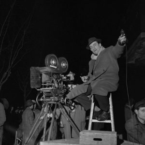 Luchino Visconti in esterno di notte sul set del film 'Rocco e i suoi fratelli'