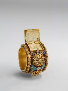 Anello di fidanzamento ebraico a fascia con filigrana d’oro e pietre dure. Metropolitan Museum of Art, New York, USA