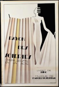Litografia a colori della locandina dell’opera Rayon des Soieries, su un fondo bianco e nero una donna stilizzata con drappeggio