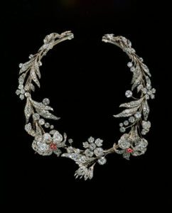 Collana o tiara di diamanti con decorazioni a ghirlanda di foglie e fiori. Victoria & Albert Museum, Londra