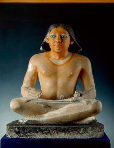 Scriba seduto da Saqqara. V dinastia. Calcare dipinto arte egizia. Museo Egizio, Il Cairo