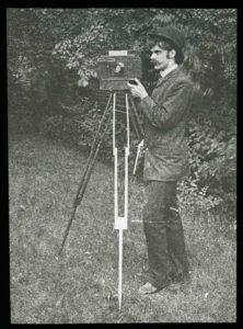 Alfred Stieglitz, Autoritratto con macchina fotografica, treppiede e pistola, 1886 - A537174