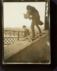 Alfred Stieglitz, Alfred Stieglitz mentre fotografa su un ponte, 1905 - ME02023