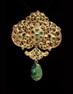 Pendant. Spain, late 17th century. Emeralds set in gold with emerald drop