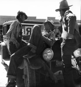 Dorothea Lange, Drought refugees waiting for relief checks in Calipatria, Migrant farm workers, 1937 - WG00873