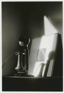 Dorothy Norman, Telefono davanti all'equivalente di Stieglitz, 1940 - CC00021