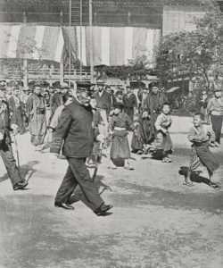 Japanese Admiral Togo Heihachiro in the crowd, Japan, photograph by Underwood and Underwood, from L'Illustration, No 3280, January 6, 1906. - BA56235