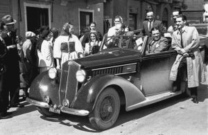 Una automobile all'Auto Radio Raduno a Santa Margherita Ligure, 11 aprile 1937. Studio Leoni, Genova
