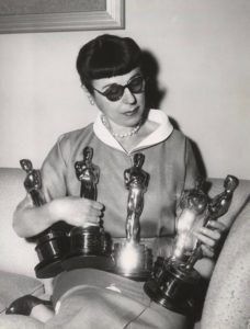 Edith Head, stilista, con cinque dei suoi Oscar