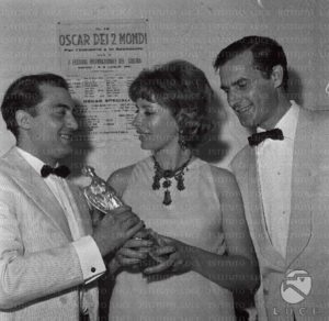 Chiara Samugheo riceve il premio Oscar dei due mondi a Napoli. Napoli 1961