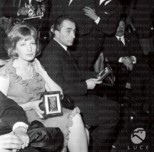 Monica Vitti e Michelangelo Antonioni seduti in platea mostrano i Nastri d'Argento. Roma 1962