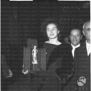 Ingrid Bergman at the Quirinale holding the David di Donatello. 1957 - L181573