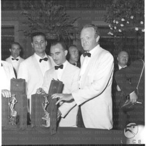 Van Helfin e Lattuada mostrano il premio David di Donatello. Taormina. 27.07.1959
