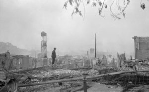 San Francisco earthquake ruins, 1906. Man in the ruins of Chinatown in San Francisco, California, USA, following the fire caused by a large earthquake. - SP15307