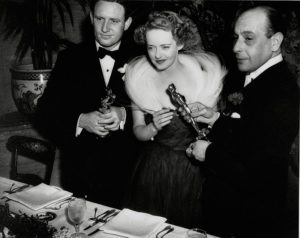 938 - 11th Annual Academy Awards (1938).Cedric Hardwick con Bette Davis, vincitore del premio come miglior attrice per "Jezebel". Spencer Tracy come miglior attore per "Boys Town". Anno: 1938. Stelle: Cedric Hardwicke; Bette Davis; Spencer Tracy